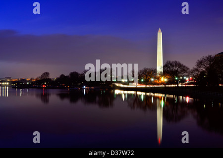Washington Monument bei Sonnenauf- oder Untergang spiegelt sich im Wasser Stockfoto