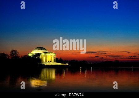 Jefferson Monument spiegelt sich im Wasser bei Sonnenuntergang in Washington, D.C. Stockfoto