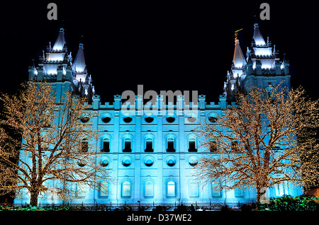 Tempelplatz in Salt Lake City Weihnachtsbeleuchtung auf Bäumen und Türme Stockfoto