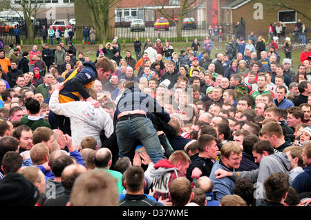 Ashbourne traditionelle Fastnacht 2Day Fußballspiel. Stockfoto