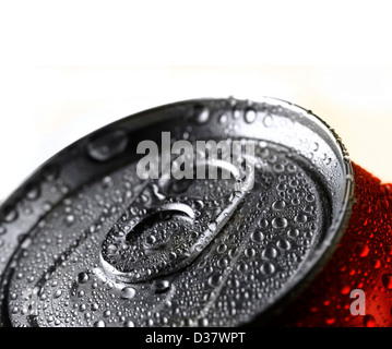 Nahaufnahme von Soda oder Pop kann mit Wassertropfen für frische Stockfoto