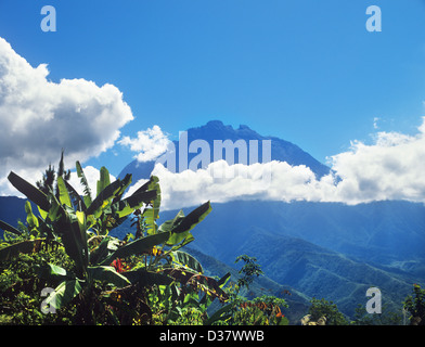 Malaysia, Sabah, linsenförmige Wolken über Mount Kinabalu, 4095 m höchsten Berg auf der Insel Borneo Stockfoto