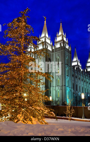 Tempelplatz in Salt Lake City Weihnachtsbeleuchtung auf Bäumen und Türme Stockfoto
