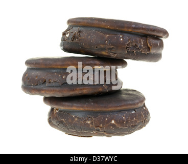 Drei Schokolade Mond Kuchen in einem schlampig Stapel auf einem weißen Hintergrund. Stockfoto