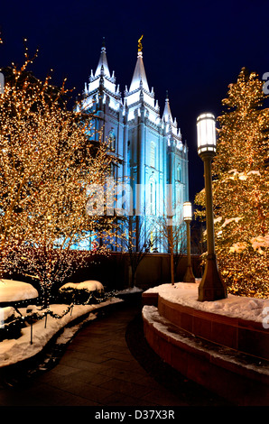 Tempelplatz in Salt Lake City Weihnachtsbeleuchtung auf Bäumen und Türme Stockfoto