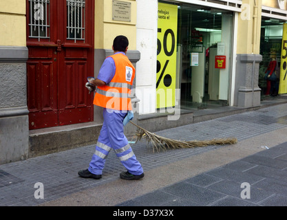 Palmenblättern Sie Reiniger verwendet durch Straße in Santa Cruz De Tenerife, Kanarische Inseln Stockfoto