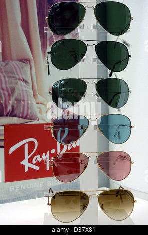 Ray-Ban Sonnenbrillen in Schaufenster in Santa Cruz De Tenerife, Kanarische Inseln Stockfoto