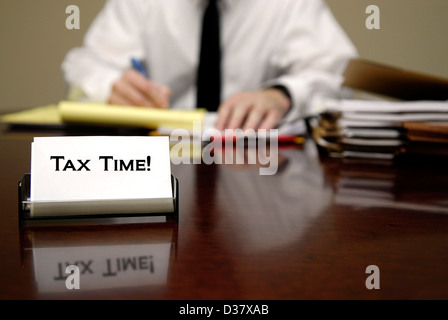 IRS Tax Auditor Mann sitzt am Schreibtisch mit Visitenkarte Stockfoto