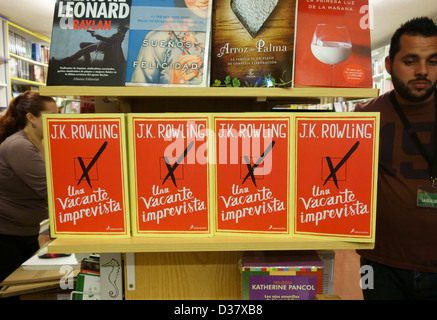 Spanische Sprachversion von J K Rowling The Casual Vacancy auf Verkauf im Buchladen in Teneriffa, Spanien Stockfoto
