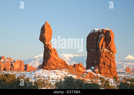 Ausgewogene Rock und Schneelandschaft, Arches-Nationalpark, Moab, Utah, USA Stockfoto