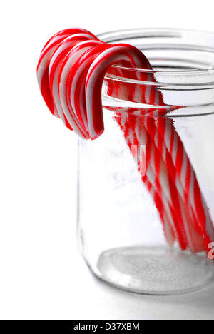 Nahaufnahme von isolierten Zuckerstangen in einem Glas Stockfoto