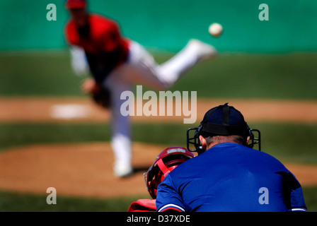 Baseball-Spieler tragen einheitliche werfenden baseball Stockfoto