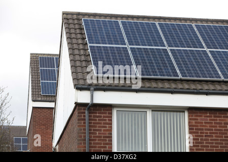 Solarzellen auf Hausdächern in Blackburn, Lancashire UK. Stockfoto