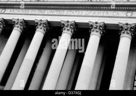 National Archives in Washington, D.C. mit Säulen und Namen in Stein gehauen Stockfoto