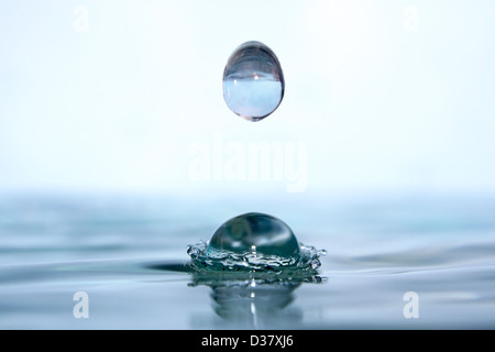 Tropfen Spritzwasser geschützt ist. Frisches, blauen Wasser. Natürlichen Hintergrund. Stockfoto