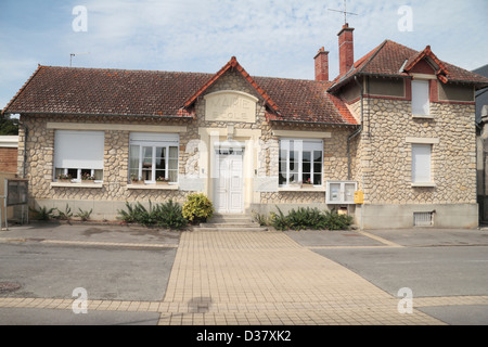 Die Mairie (Rathaus) mit Gedenktafeln in La-Ville-Aux-Bois, Picardie, Frankreich. Stockfoto