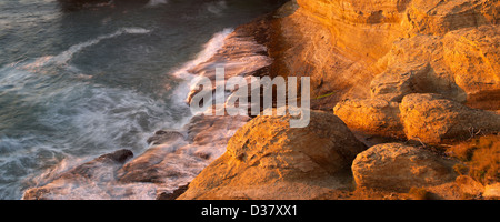 Felsformation und Wellen des Teufels Punchbowl, Oregon Stockfoto