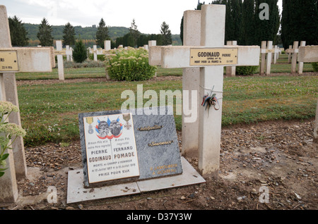 Seltene Vater & Sohn Gedenktafel im Soupir Nr. 2 französische National Cemetery (Necropole Nationale), Soupir, Picardie, Frankreich. Stockfoto