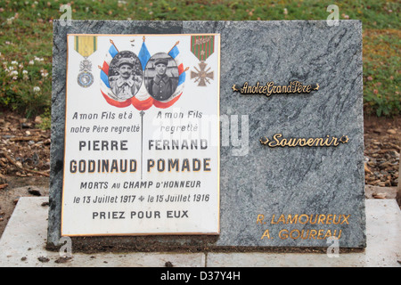 Seltene Vater & Sohn Gedenktafel im Soupir Nr. 2 französische National Cemetery (Necropole Nationale), Soupir, Picardie, Frankreich. Stockfoto