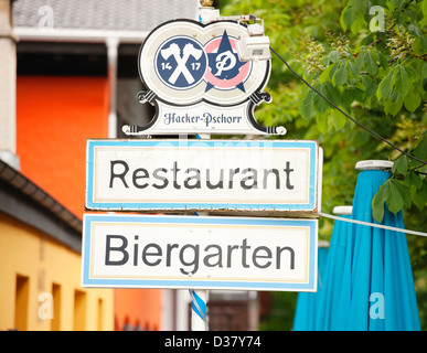 Biergarten-Schilder, Garmisch-Partenkirchen, Oberbayern, Bayern, Deutschland Stockfoto