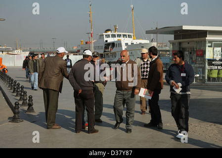 Istanbul, Türkei, grüßen Männer im Vorbeigehen am Kai Stockfoto