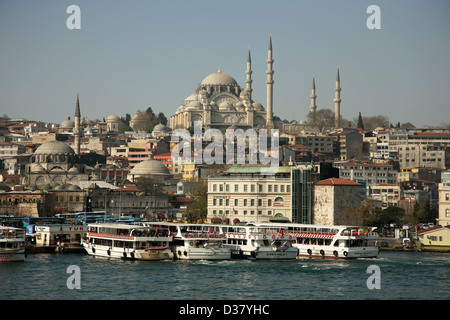 Istanbul, Türkei, Tourboote am Hafen am Goldenen Horn Stockfoto