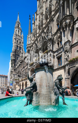 Fischbrunnen und Neues Rathaus in Marienplatz, München, Bayern, Deutschland Stockfoto