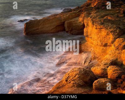 Felsformation und Wellen des Teufels Punchbowl, Oregon Stockfoto