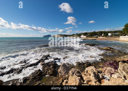 Schöne felsige Küste mit Brandung in Moraira, Costa Blanca, Spanien Stockfoto