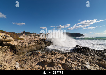 Schöne felsige Küste mit Brandung in Moraira, Costa Blanca, Spanien Stockfoto