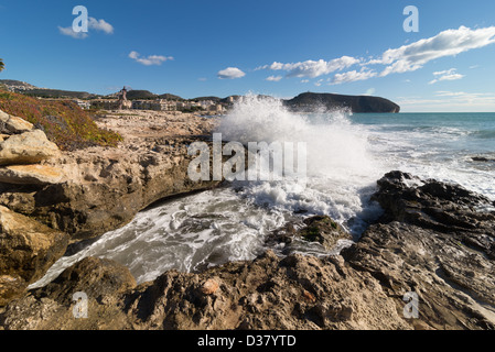 Schöne felsige Küste mit Brandung in Moraira, Costa Blanca, Spanien Stockfoto