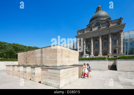 Krieg-Denkmal und bayerische Staatskanzlei, Hofgarten, München, Bayern, Deutschland Stockfoto