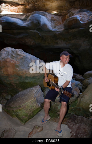 Unterhaltung bei einem Besuch in "Alladin Höhle" Bigge Insel, Western Australia Stockfoto