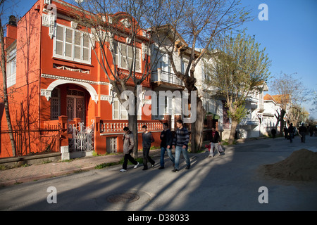 Heybeliada, Istanbul, Türkei, junge Leute auf der Straße auf Heybeliada Stockfoto