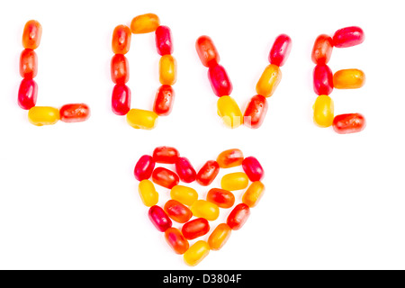 Bunte Gelee Bonbon Liebe beachten Sie isoliert auf weiss Stockfoto