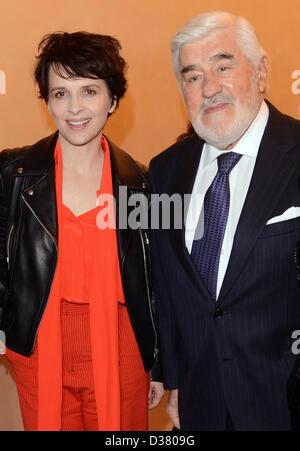 Französische Schauspielerin Juliette Binoche und deutsche Schauspieler Mario Adorf besuchen die Rezeption "Soiree Francaise du Cinema" während der 63. jährlichen internationalen Filmfestspiele Berlin, in Berlin, Deutschland, 12. Februar 2013 in französischen Botschaft. Die Berlinale vom 07 bis 17 Februar läuft. Foto: Jens Kalaene Dpa +++(c) Dpa - Bildfunk +++ Stockfoto