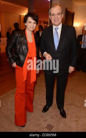 Französische Schauspielerin Juliette Binoche und französische Botschafter Maurice Gourdault-Montagne an die Rezeption "Soiree Francaise du Cinema" während der 63. jährlichen internationalen Filmfestspiele Berlin, in Berlin, Deutschland, 12. Februar 2013 in französischen Botschaft teilnehmen. Die Berlinale vom 07 bis 17 Februar läuft. Foto: Jens Kalaene dpa Stockfoto