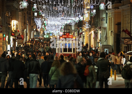 Istanbul, Türkei, der lebendigen Fußgängerzone Istiklal Caddesi in Beyoğlu Stockfoto