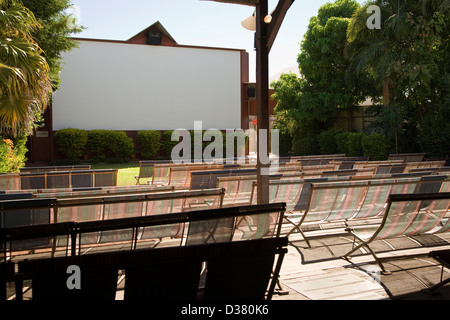 Sitzgelegenheiten und Schirm am Sonne Bild Garten Outdoor-Kino, Broome, Western Australia Stockfoto