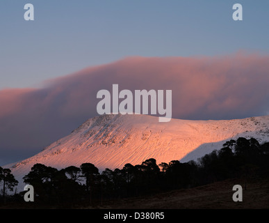 Rosa Licht von den letzten Strahlen der untergehenden Sonne auf dem Gipfel eines Dothaidh Beinn Rannoch, Schottland Stockfoto