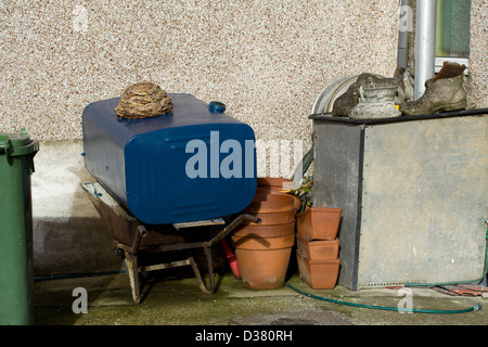 Unordnung wurde außerhalb eines Hauses in Harrow, London, deponiert Stockfoto