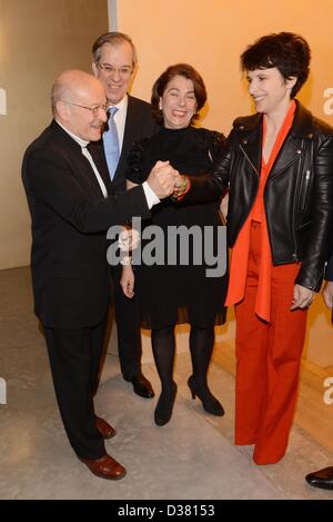 Deutscher Regisseur Volker Schloendorff (L-R), französische Botschafter Maurice Gourdault-Montagne, Kirsten Niehuus und Juliette Binoche besuchen die Rezeption "Soiree Francaise du Cinema" während der 63. jährlichen internationalen Filmfestspiele Berlin, in Berlin, Deutschland, 12. Februar 2013 in französischen Botschaft. Die Berlinale vom 07 bis 17 Februar läuft. Foto: Jens Kalaene dpa Stockfoto