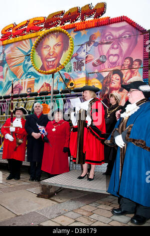 Bürgermeister von Lichfield, Stadträtin Frau Jeanette Eagland erfreut die Öffentlichkeit auf die traditionelle Fastnacht-Messe in der Market Square von Lichfield, Staffordshire England, UK am Rosenmontag Dienstag, 12. Februar 2013. Stockfoto