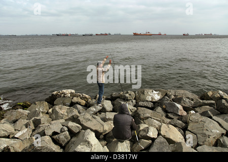 Istanbul, Türkei, zwei Fischer an der Küste des Marmarameeres Stockfoto