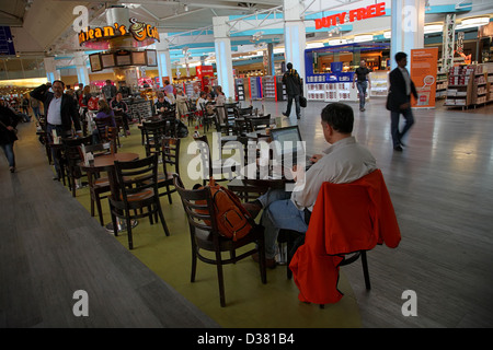 Istanbul, Türkei, ein Mann mit einem Laptop in einem Café am Atatürk International Airport Stockfoto