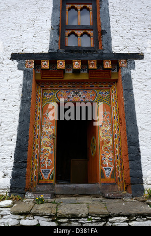 Tür, Jakar Dzong/Festung, kunstvolle Details gemalt im traditionellen bhutanesischen Stil mit Drachen/Kirtimukha, 1667, 36MPX, HI-RES Stockfoto