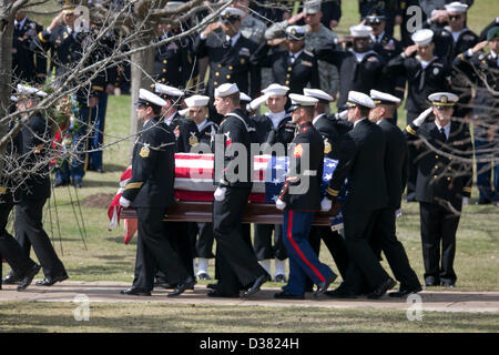 US militärische Ehrenwache trägt Sarg während der Trauerfeier für Kollegen SEAL Chris Kyle auf dem Texas State Cemetery in Austin Stockfoto