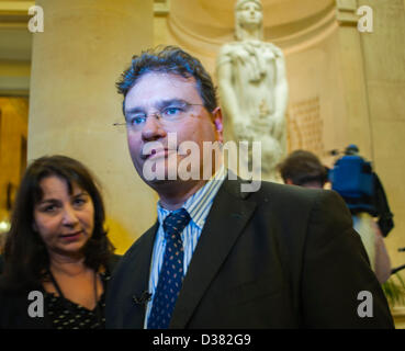 Paris, Frankreich... Französische Politiker, Abgeordnete, Treffen Sie die Presse, nach der Abstimmung für die Gleichstellung, Anti-Homosexuell Ehe, in der Nationalversammlung Gebäude, "Philippe Gosselin" Französisch Regierung, katholischer Aktivist Stockfoto