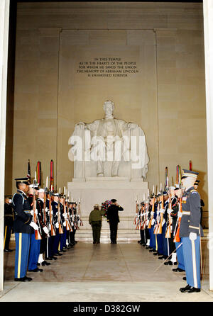 Washington DC, USA. 12. Februar 2013. US-Honor Guard beteiligen sich an einer Kranzniederlegung am Lincoln Memorial zu Ehren von Lincolns Geburtstag 12. Februar 2012 in Washington, DC. Lincoln, geboren 12. Februar 1809, war der 16. Präsident der Vereinigten Staaten von Amerika in 1860.Credit gewählt: DOD Photo / Alamy Live News Stockfoto