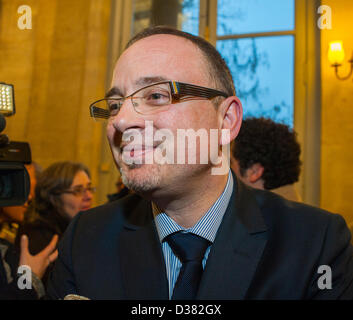 Paris, Frankreich. Französische Politiker, Abgeordnete, Meet the Press, nach der Abstimmung für die Gleichstellung, Pro-Homosexuell-Ehe, "Erwin Binet" (der den Gesetzentwurf der Nationalversammlung vorstellte) Sozialistische Arbeiterpartei, französische Regierung Stockfoto